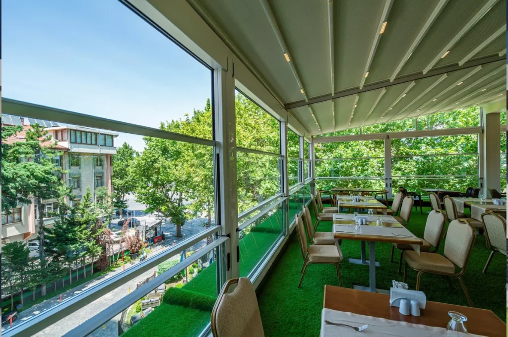 Cerramiento integral de terraza de restaurante por Ponienteglass