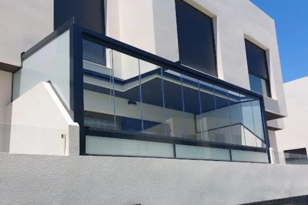 Cerramiento techo y cortina de cristal por Ponioenteglass Terrazas